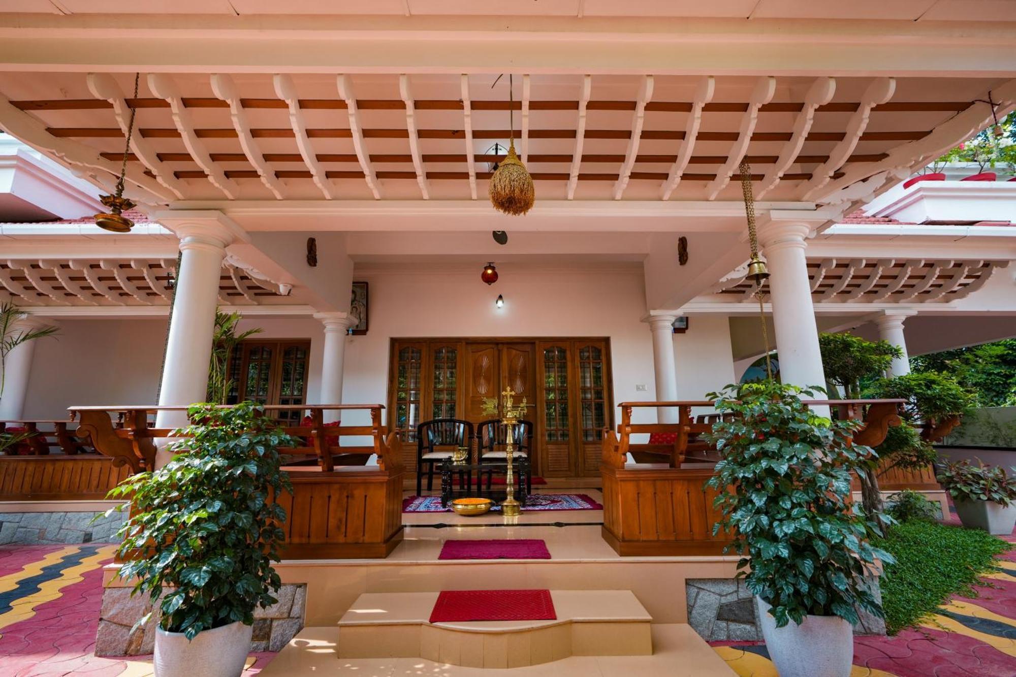 Parudeesa - Heavenly- Luxurious Palace Look-Near Cbd - Kerala - India With Breakfast Kāladi Eksteriør bilde